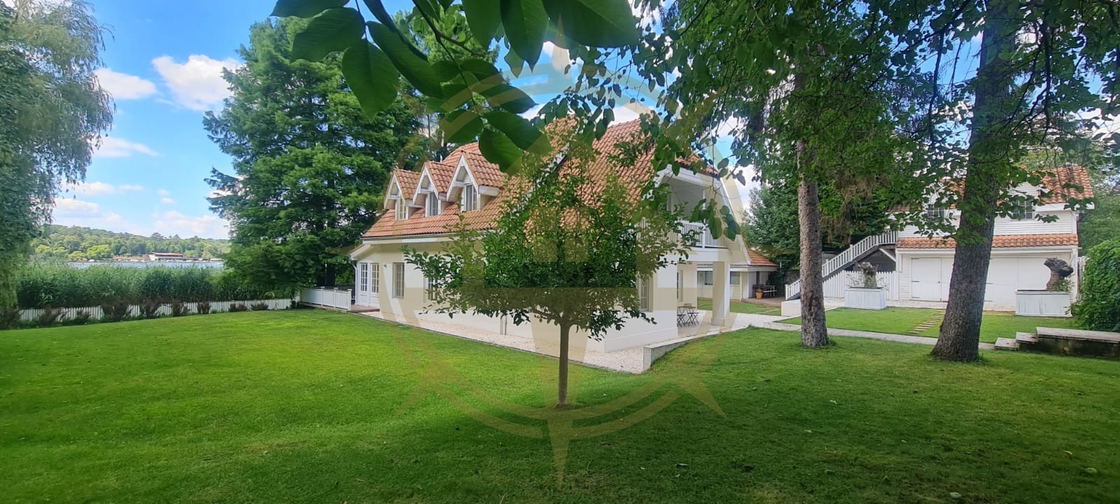 DOM00445 - Vila de poveste la lac cu ponton in Snagov